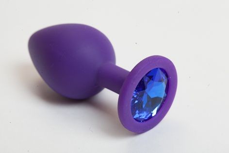 Фиолетовая силиконовая анальная пробка с голубым стразом - 8,2 см. от 4sexdreaM