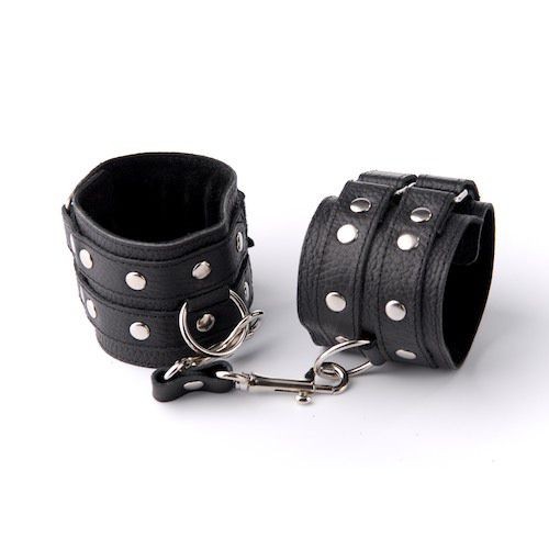 Чёрные наручники с клёпками от Sitabella