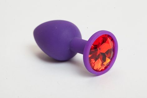 Фиолетовая силиконовая анальная пробка с красным стразом - 7,1 см. от 4sexdreaM