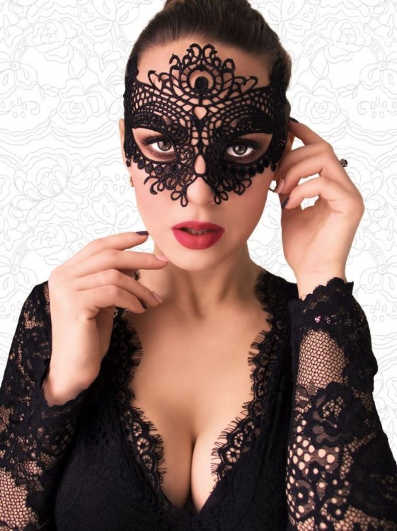 Чёрная высокая кружевная маска с крупным цветком в верхней части от FlirtOn