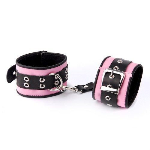 Розово-чёрные наручники с ремешком с двумя карабинами на концах от Sitabella