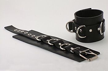 Подшитые чёрные наручники с пряжкой и 3 сварными D-кольцами от Beastly