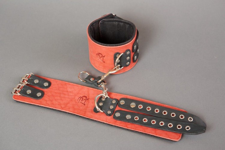 Широкие красные наручники из кожи на чёрных ремешках от Подиум
