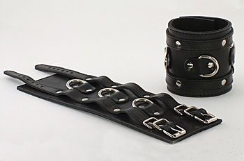 Широкие подшитые наручники с 2 ремешками и 3 сварными D-кольцами от Beastly