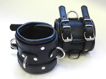 Широкие обернутые наручники из чёрной кожи от Beastly