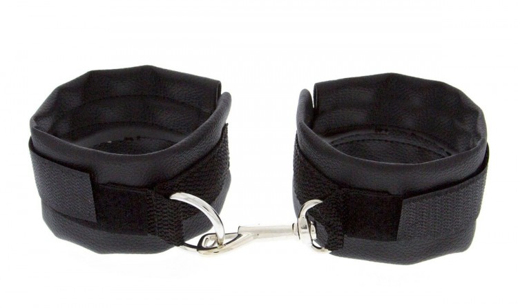 Чёрные полиуретановые наручники с карабином Beginners Wrist Restraints от Blush Novelties