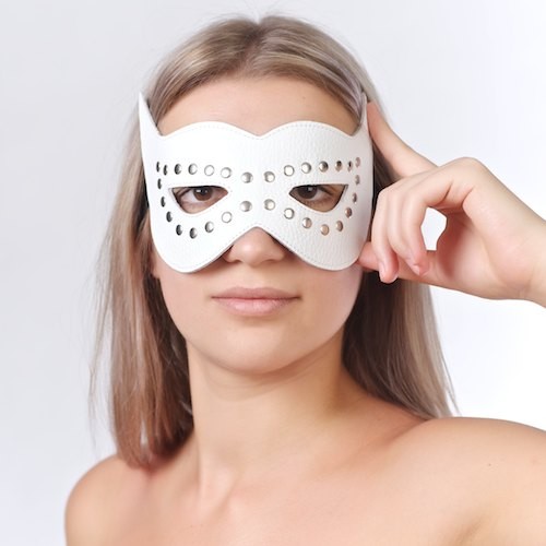 Белая маска на глаза с разрезами и заклепками от Sitabella
