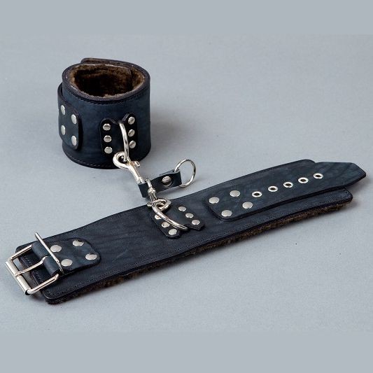 Широкие кожаные наручники на меху от Подиум
