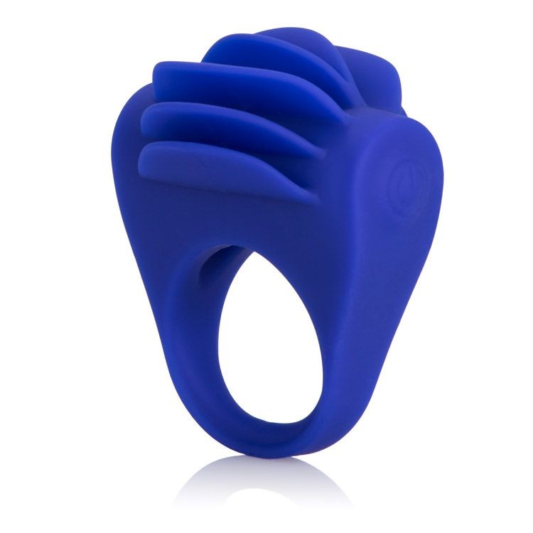 Синее эрекционное кольцо с рёбрышками и вибрацией Silicone Fluttering Enhancer от California Exotic Novelties