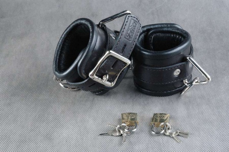 Чёрные подвёрнутые наручники из кожи от Beastly