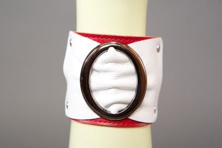 Бело-красный браслет с овальной пряжкой от Подиум