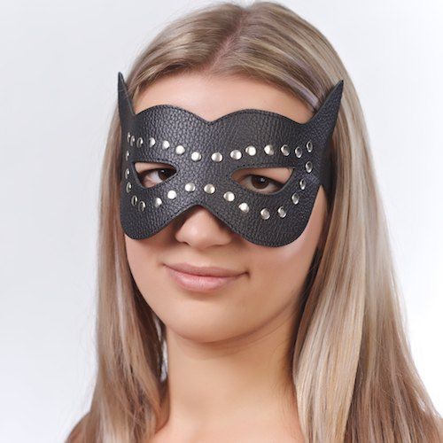 Чёрная кожаная маска с клёпками и прорезями для глаз от Sitabella
