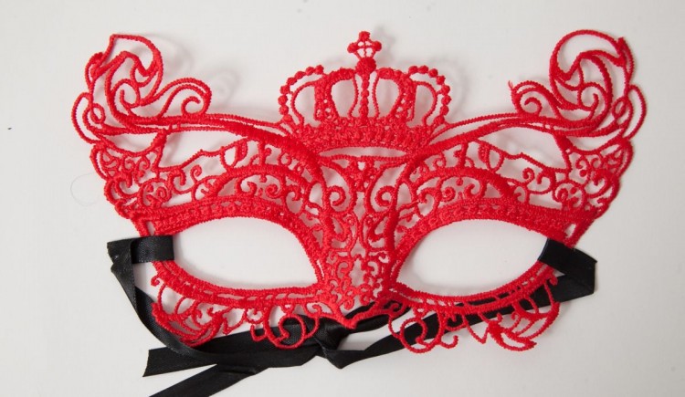 Кружевная маска в венецианском стиле с маленькой короной от White Label