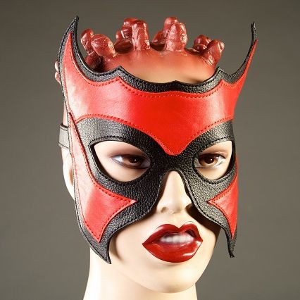 Кожаная маска-очки с красной вставкой от Подиум