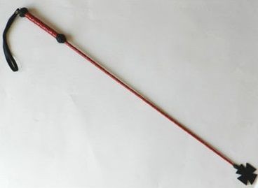 Плетеный длинный красный лаковый стек с наконечником-крестом - 85 см. от Подиум