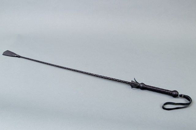 Витой короткий стек с кожаным наконечником в форме ступни - 70 см. от Подиум