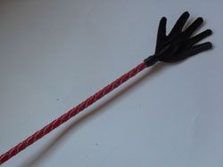 Короткий красный плетеный стек с наконечником-ладошкой - 70 см. от Подиум