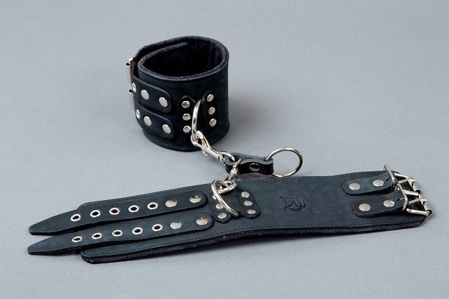 Широкие чёрные кожаные наручники от Подиум