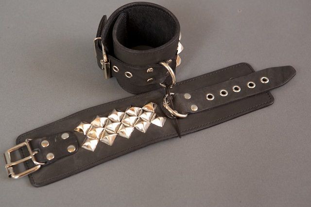 Широкие наручники с квадропуклями от Подиум