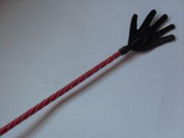 Длинный плетённый стек с наконечником-ладошкой и красной рукоятью - 85 см. от Подиум
