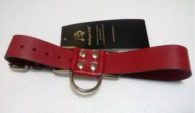 Широкие красные ременные наручники с полукольцом от Подиум