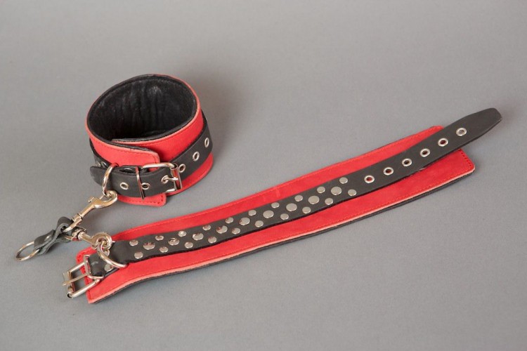 Красные кожаные наручники на мягкой подкладке от Подиум