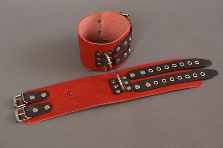 Широкие красно-черные наручники без подкладки от Подиум