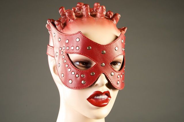 Красная кожаная маска с заклёпками от Подиум