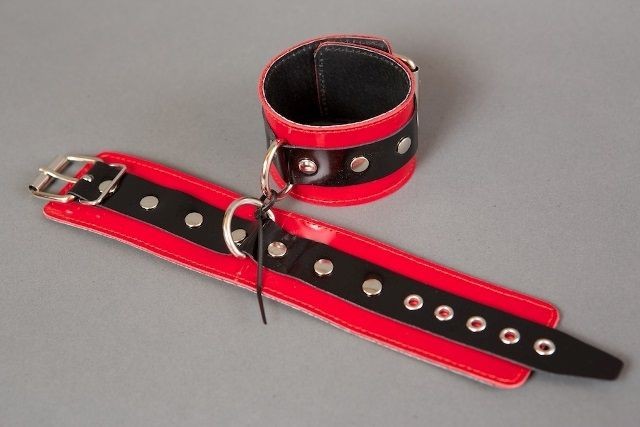 Красные лакированные наручники с клёпками от Подиум