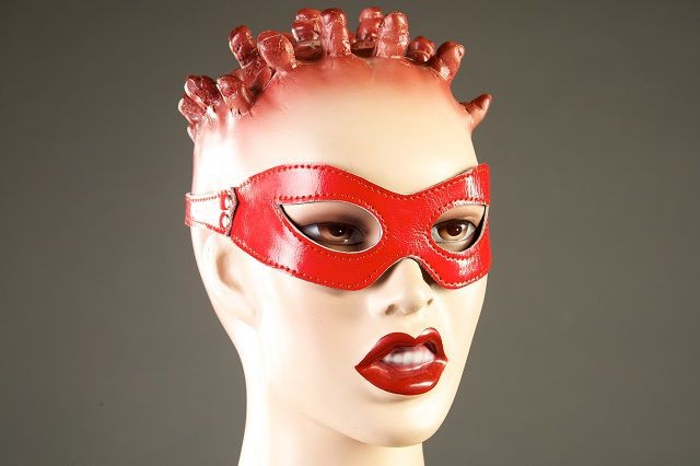 Красная лакированная маска-очки от Подиум