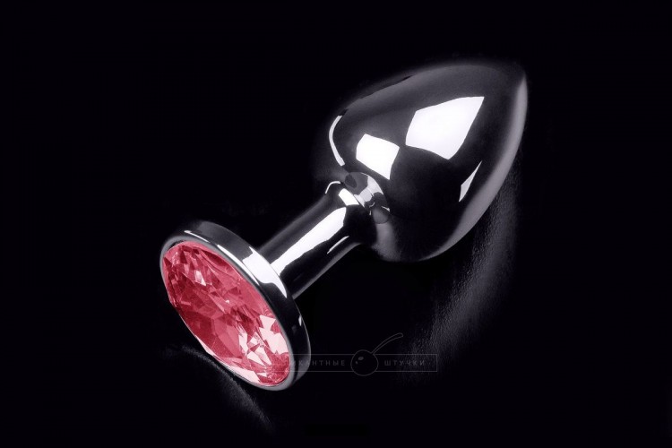Маленькая серебристая анальная пробка с круглым кончиком и рубиновым кристаллом - 7 см. от Пикантные штучки