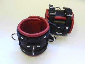 Широкие обёрнутые наручники с красным кожаным подкладом от Beastly