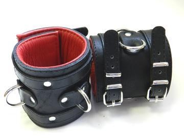 Широкие подвёрнутые наручники с красным подкладом от Beastly