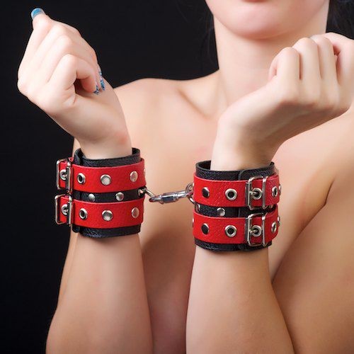 Красно-чёрные наручники из кожи от Sitabella
